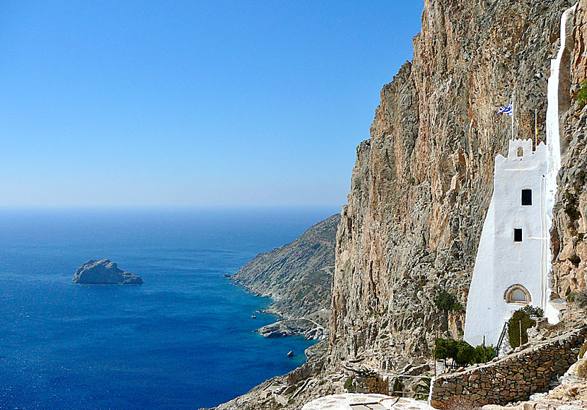 Asfontilitis is located in the mountains of eastern Amorgos, between the monastery of Panagia Hozoviotissa and Aegiali.