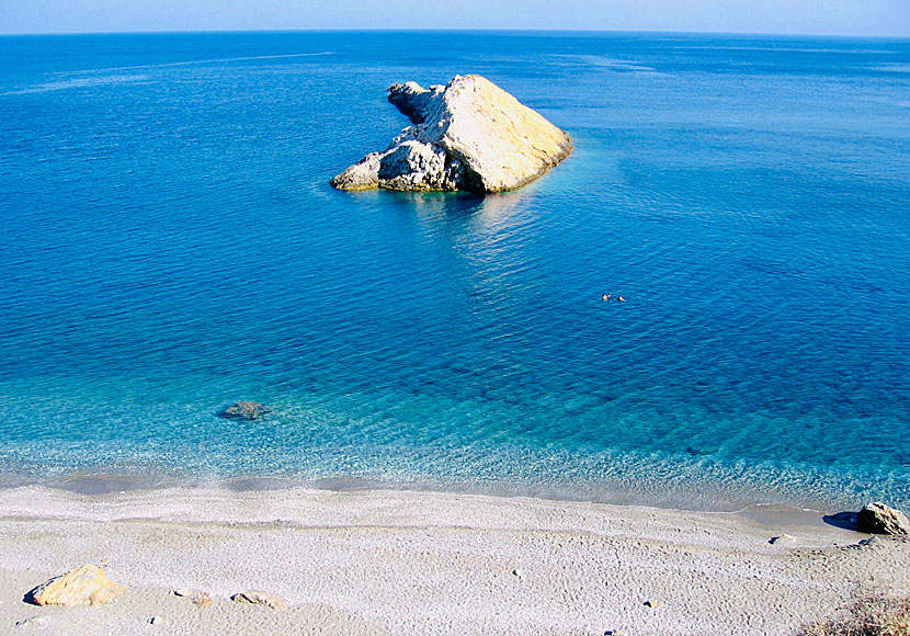 The small island of Makri Katergo on Folegandros is great for swimming and is perfect if you enjoy snorkeling.