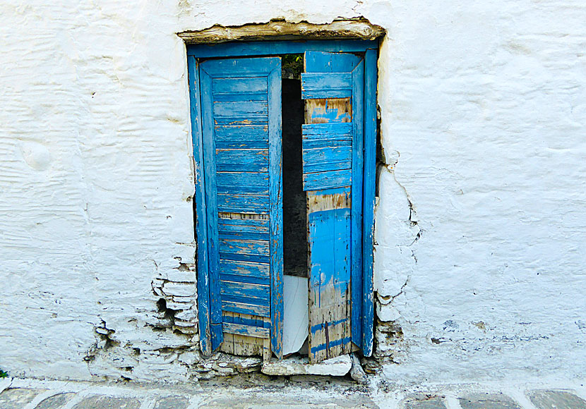 If you like photographing old doors and windows, you will love Parikia.