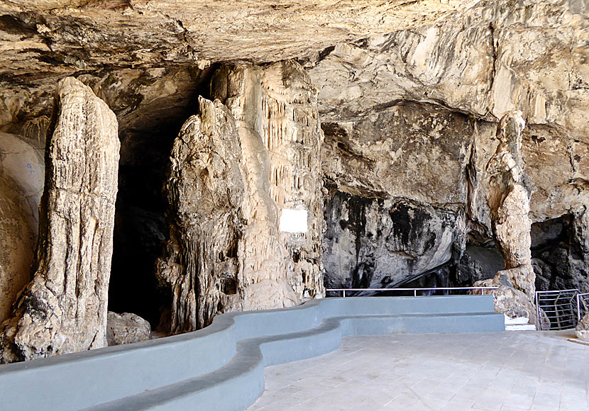 Already at the entrance to Antiparos Cave, you are impressed by majestic stalactites.