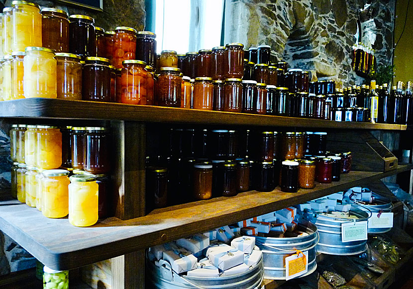 In Milia on Crete, you can buy locally produced products, such as marmalade, olive oil, wine and various pickles.