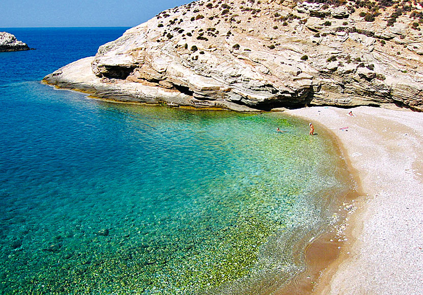 Unfortunately, there is no shade and no taverna on Livadaki beach in Folegandros.