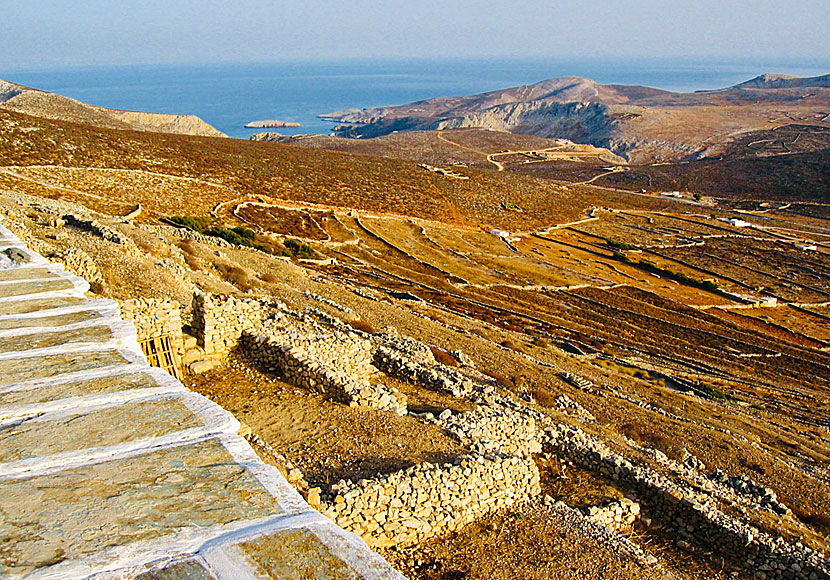 Folegandros is a barren island but still offers very beautiful hikings.