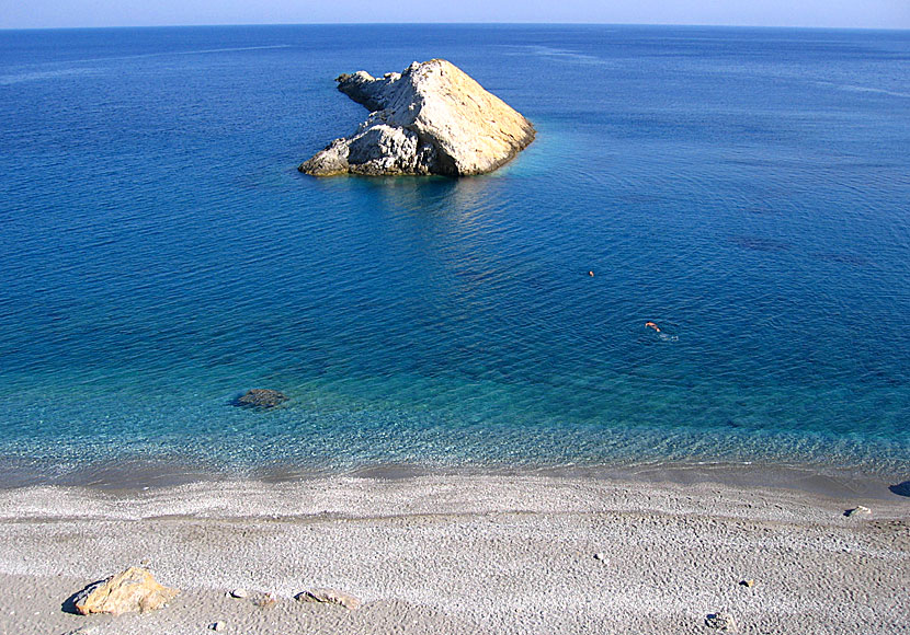 The small island of Makri Katergo on Folegandros is great for swimming and is perfect if you enjoy snorkeling.