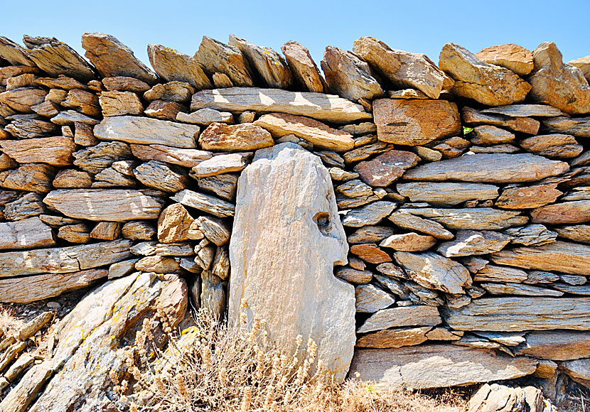 On Ios in the Cyclades there are lots of beautiful stone walls.