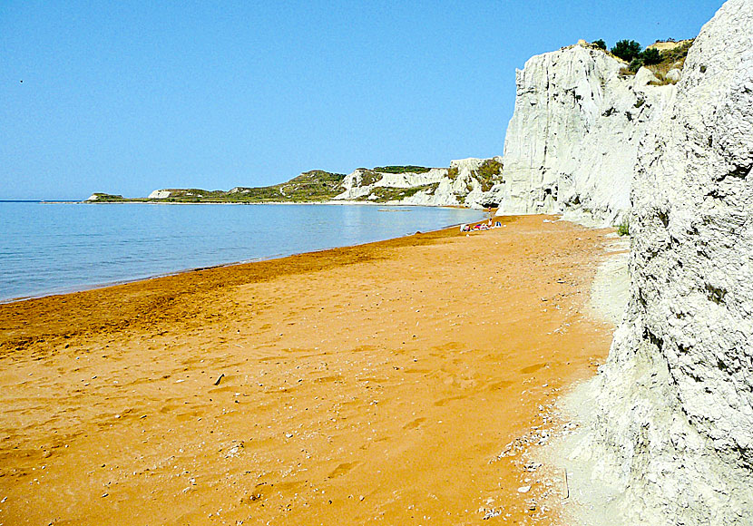 Xi beach is three kilometers long and is an ideal beach for families with small children traveling to Kefalonia.