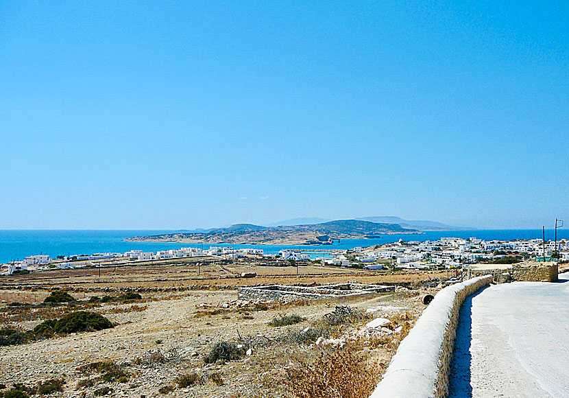 Koufonissi's only road runs between Chora and Pori beach. Kato Koufonissi in the background.