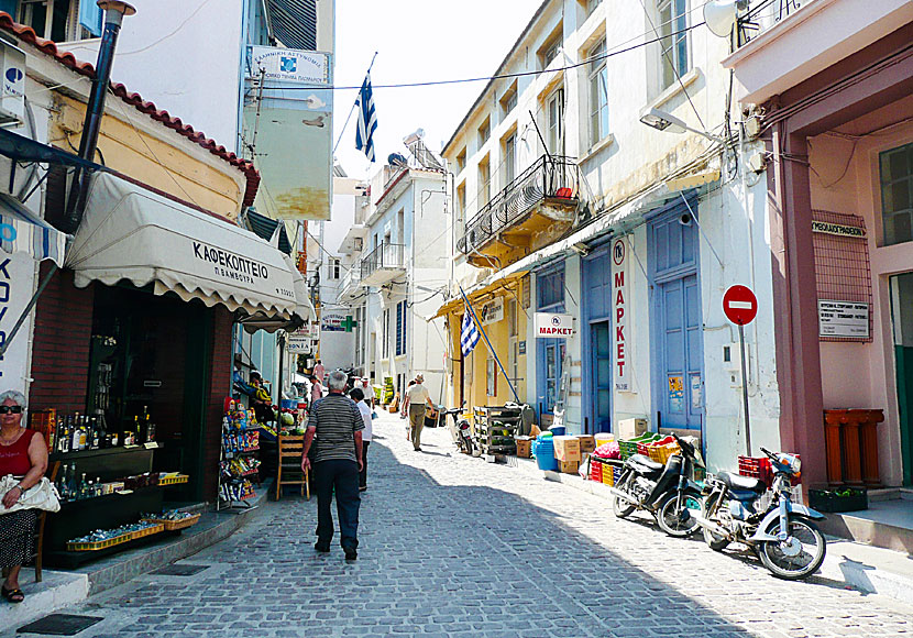 In Plomari there are several car-free shopping streets with interesting shops.