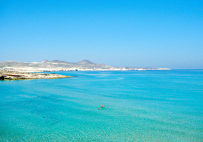The fantastic sandy beach of Mitakas is opposite the bathing paradise of Sarakiniko on Milos.
