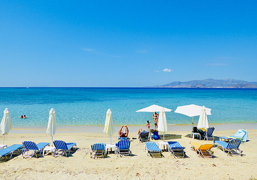 Rent sunbeds and umbrellas on Agia Anna beach on Naxos opposite Paros.