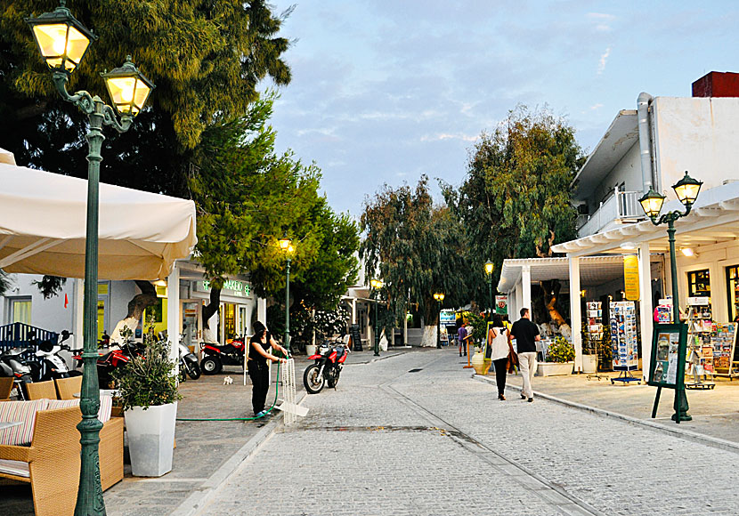 Along the main street in Naoussa are nice restaurants, tavernas, bars and cafes.