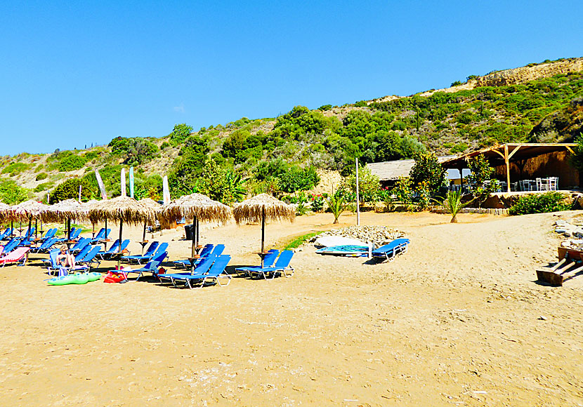 Tavernas, restaurants, canteens and sunbeds on the beach in Lampes in the Peloponnese.