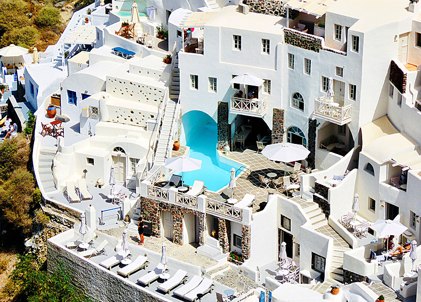 Book good hotels and pensions with swimming pools in Oia on Santorini.