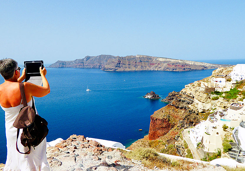 From Oia and Amoudia on Santorini you have a nice view of the neighboring island of Thirasia.