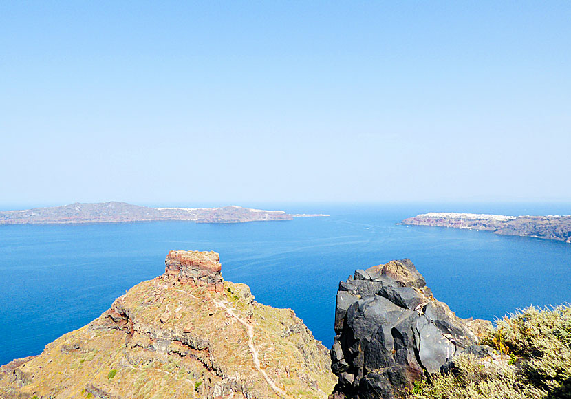 Skaros rock below Imerovigli. Thirasia in the background and Oia to the right.