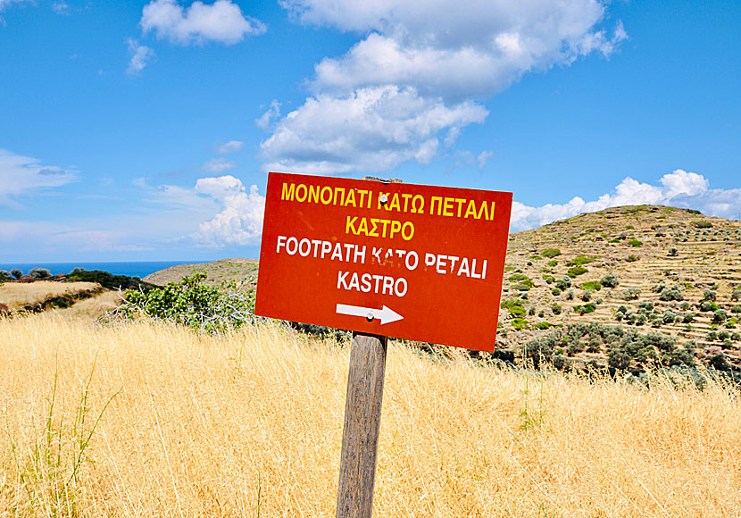 Hiking signs show the way to several interesting hiking trails on Sifnos.