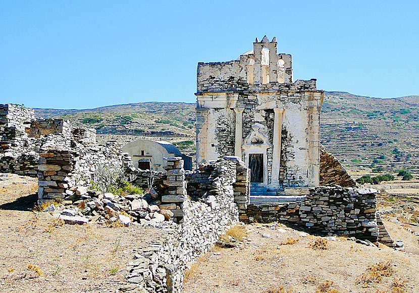 Don't miss the Episkopi temple and church when you travel to Sikinos in the Cyclades.