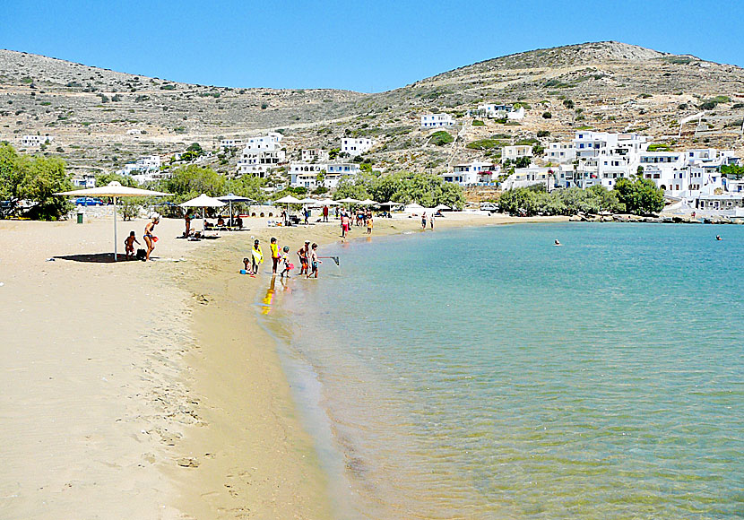 The sandy beach in Alopronia is very child-friendly.