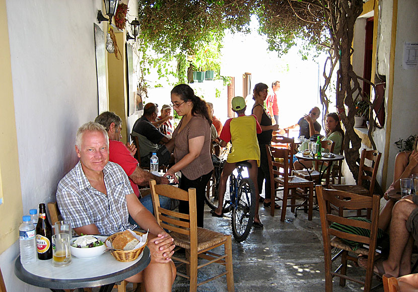 Shops, bakeries, ATM, travel agency, taverns, bars and cafes in Kastro.