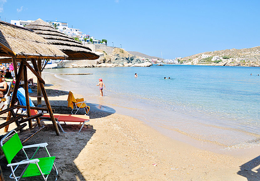 On the island of Syros in the Cyclades there are many child-friendly sandy beaches, one of these nice beaches is Achladi beach.