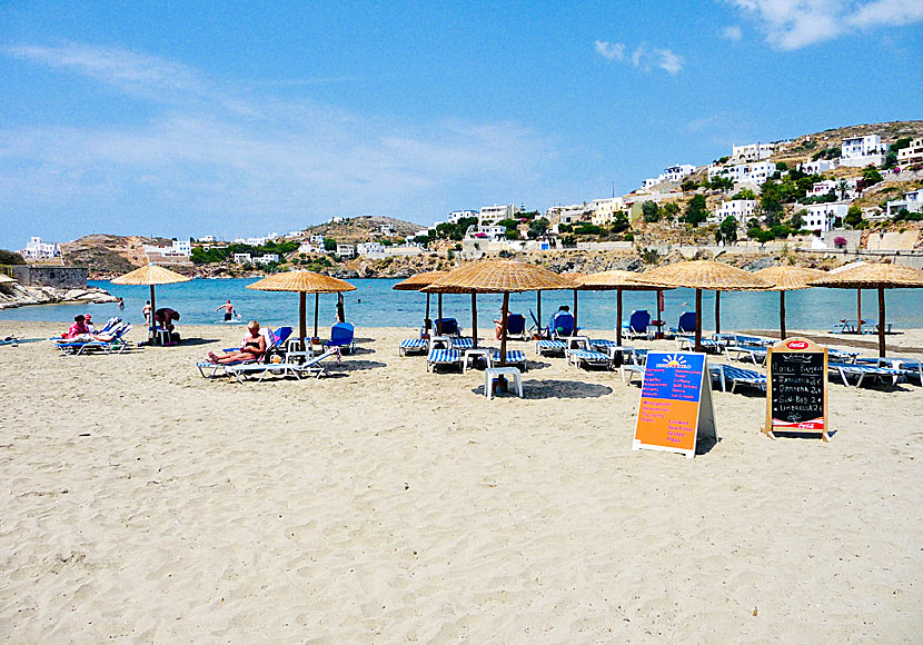 Rent sunbeds and parasols at Vari beach on Syros.
