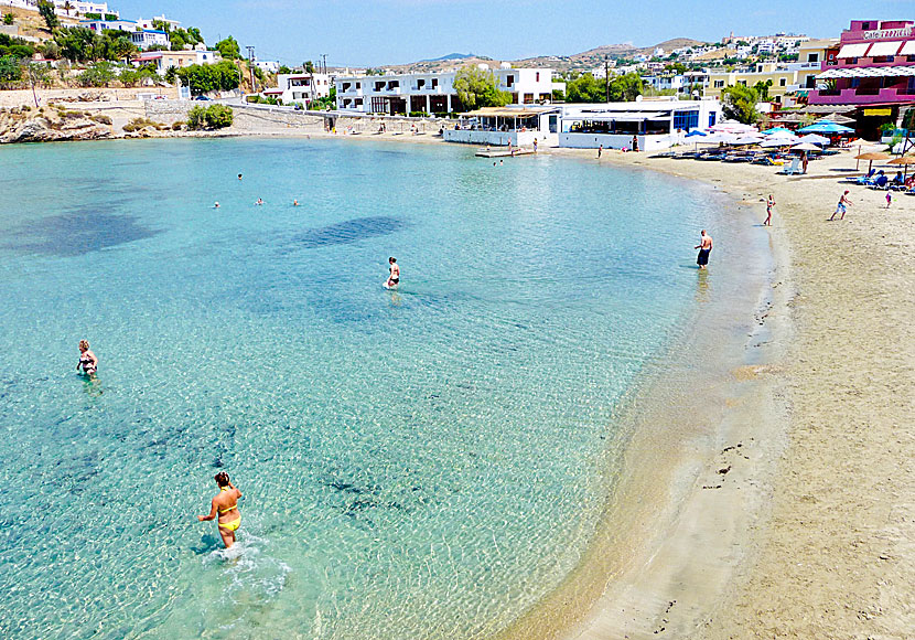 The sandy beach Vari on Syros is very child-friendly.