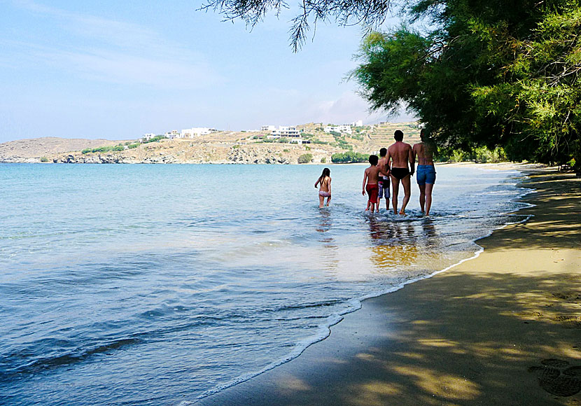 The child-friendly sandy beach of Agios Romanos on Tinos.
