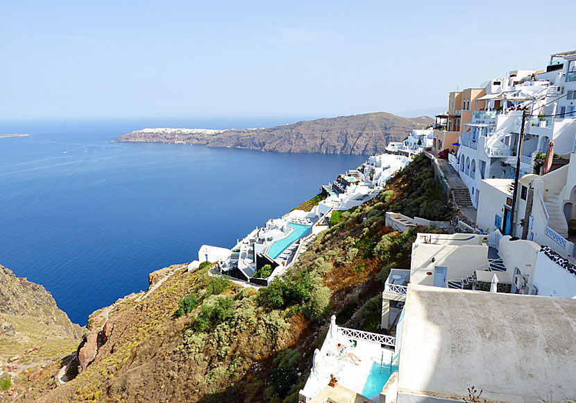 From the village of Imerovigli on Santorini, there is a fabulous view of the volcanic crater, the caldera and the beautiful village of Oia.