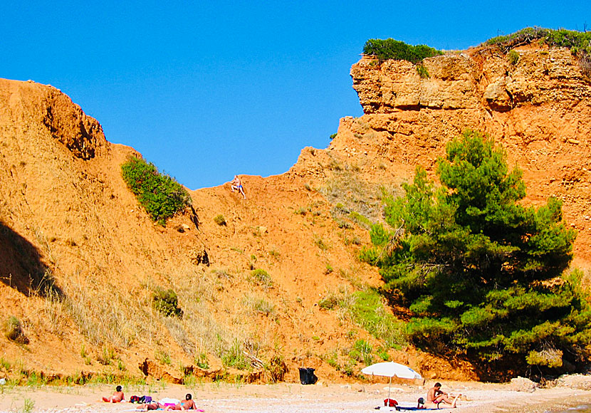 Sunbeds and umbrellas are available for rent at Kokkinokastro beach and there is a canteen.