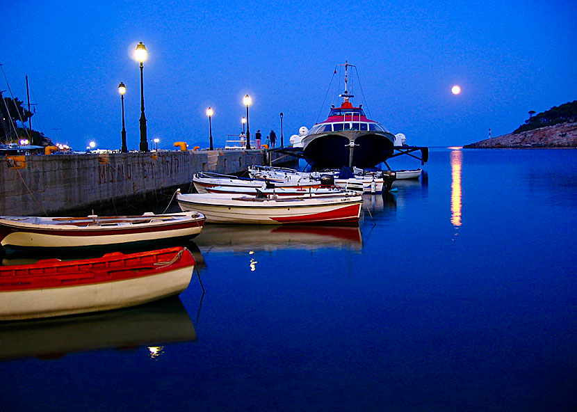 Fullmoon in the port of Patitiri on Alonissos.