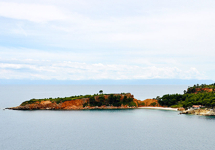 There are two beaches in Kokkinokastro.