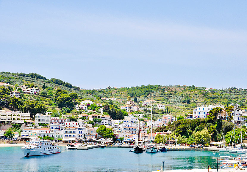 The excursion boats use the small port of Patitiri.