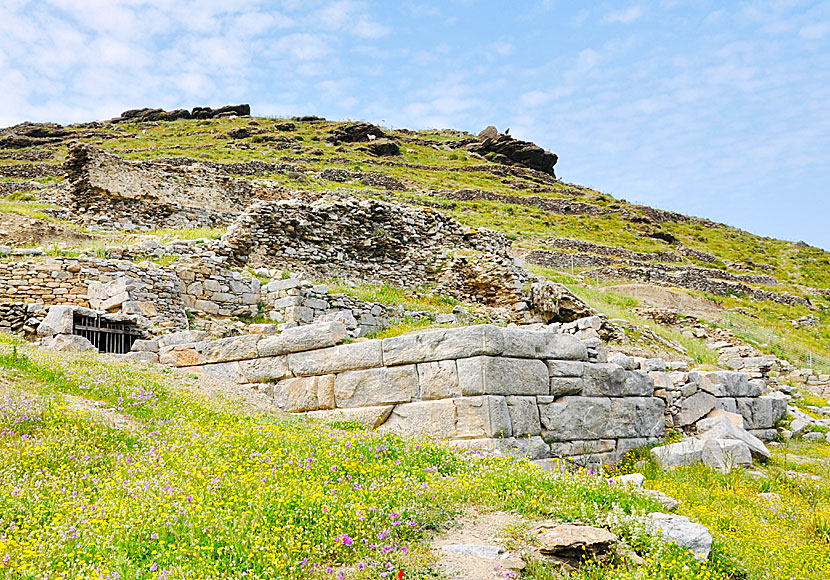 The walls that surrounded Minoa on Amorgos are impressively thick.