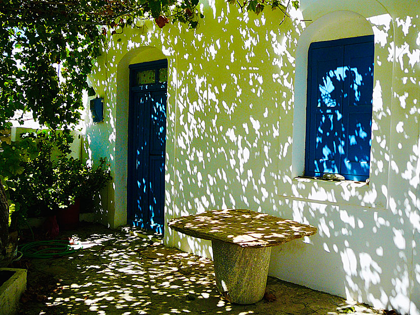 A beautiful old house in Vroutsi.