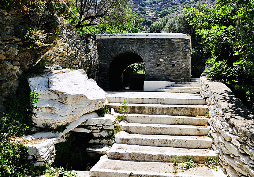 Hike to the old laundry in Aidonia on Andros.