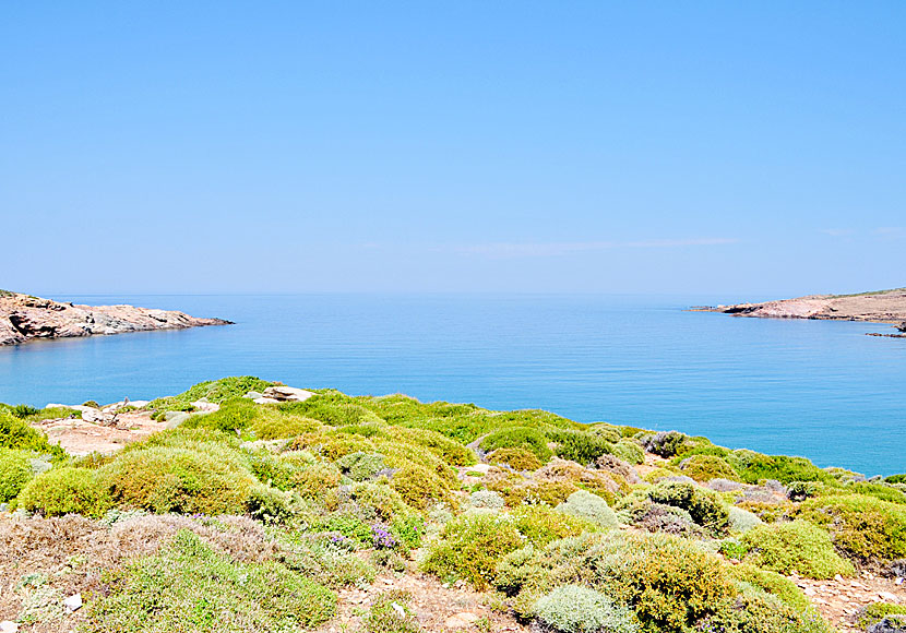 Ateni beach and Mikro Ateni beach on the island of Andros in the Cyclades are separated by an isthmus.