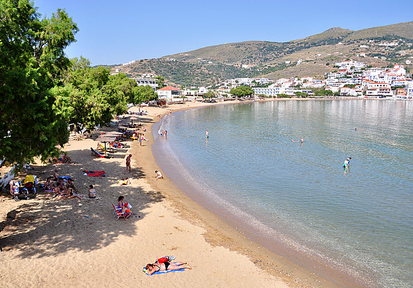The child-friendly sandy beach in Batsi on Andros.