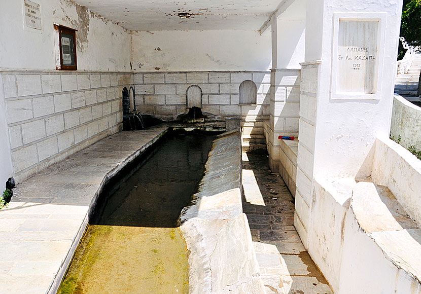 Just like in the village of Aidonia in southern Andros, there is an old laundry in Stenies.