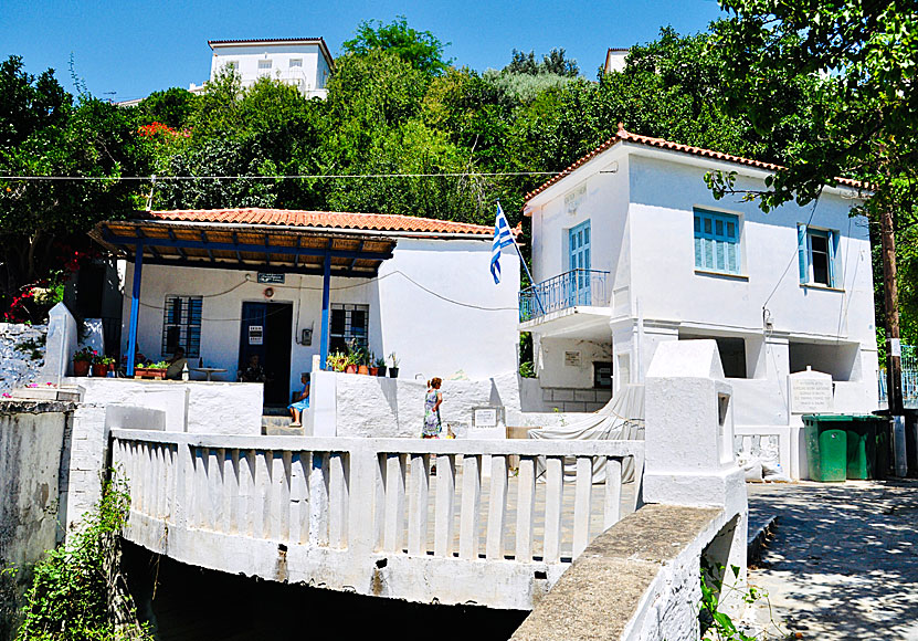 Restaurants, tavernas and cafes near Stenies on Andros.
