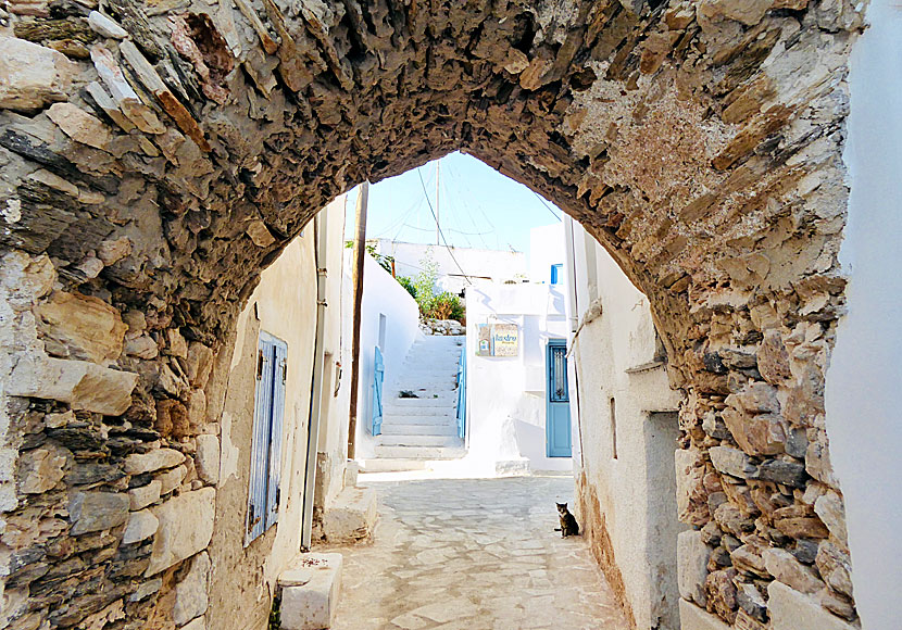 The entrance to Kastro from the main square of Chora on Antiparos.
