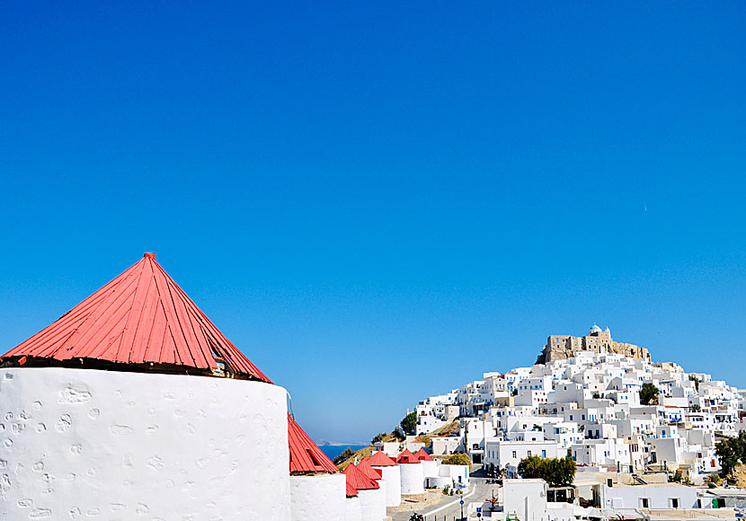 From the windmills in Chora on Astypalea you have a beautiful view of Kastro and the blue sea.