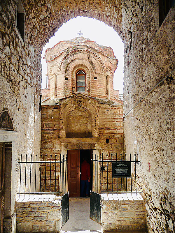 The church of Agioi Apostoloi in Pyrgi on Chios is from the 15th century.