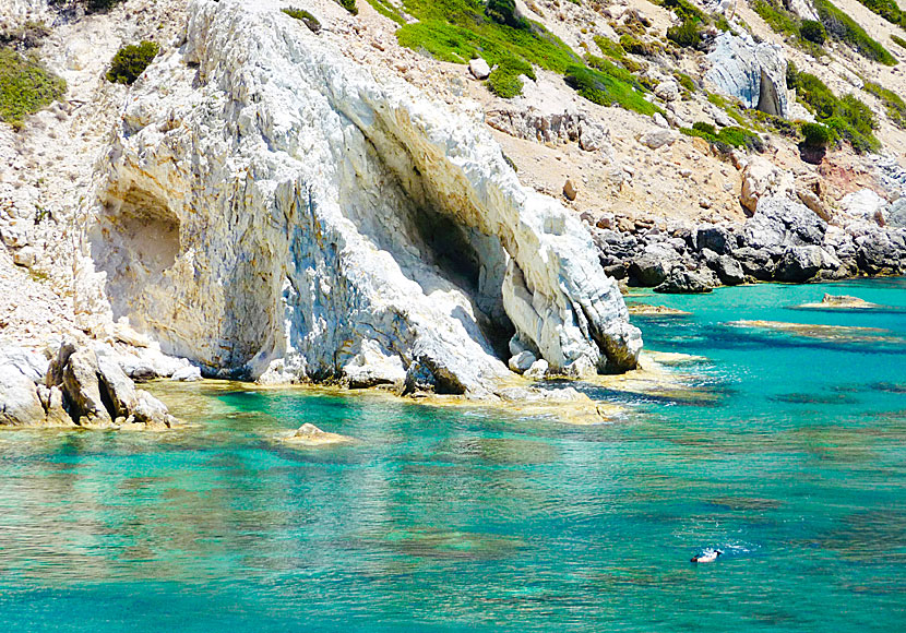 Diving with a mask and snorkel is perfect on Chios, not least here at Vroulidia beach.