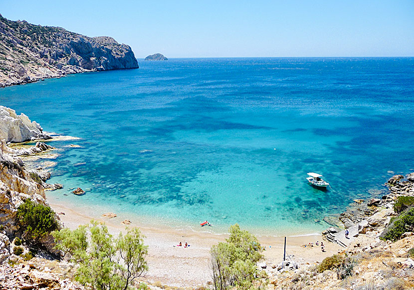 From the parking lot above Vroulidia beach on Chios, a path leads down to the beach.