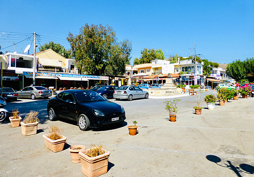 In the cosy square of Georgioupolis, there are many good restaurants and small hole-in-the-wall places that sell gyros.