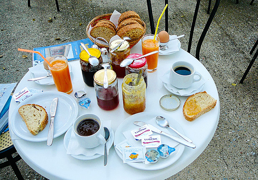 Breakfast with homemade marmalade at the Heracles Hotel in Spili.