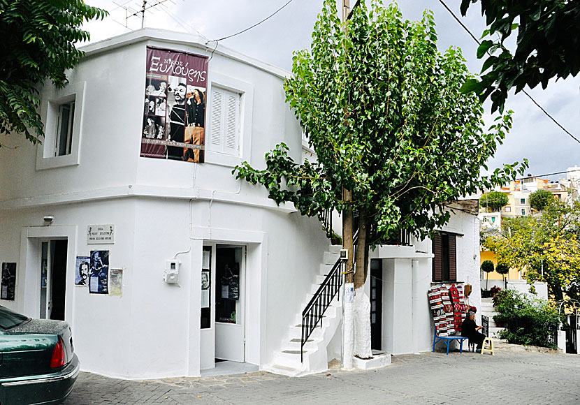 Nikos Xylouris museum in the square of Anogia.