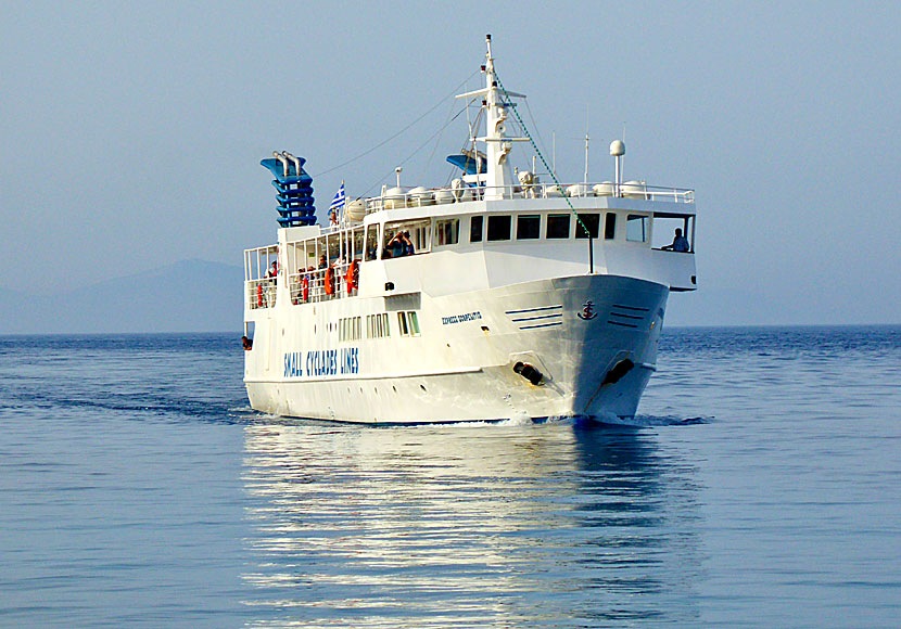 The mythical small car ferry Express Skopelitis operates in Koufonissi.