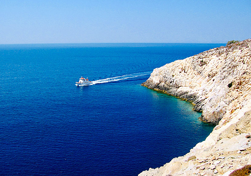 Beach boat to Livadaki beach leaves from the port at Folegandros.