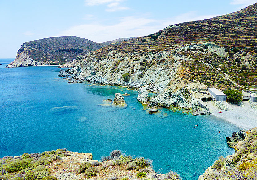 After a while you arrive at Galifos beach. Agios Nikolaos can be seen on the left. Folegandros.